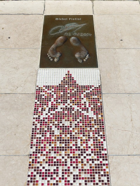 弗里克解释亚马尔被换下原因，称其欧冠停赛需轮换